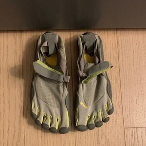 Vibram Five Fingers green womens US 39